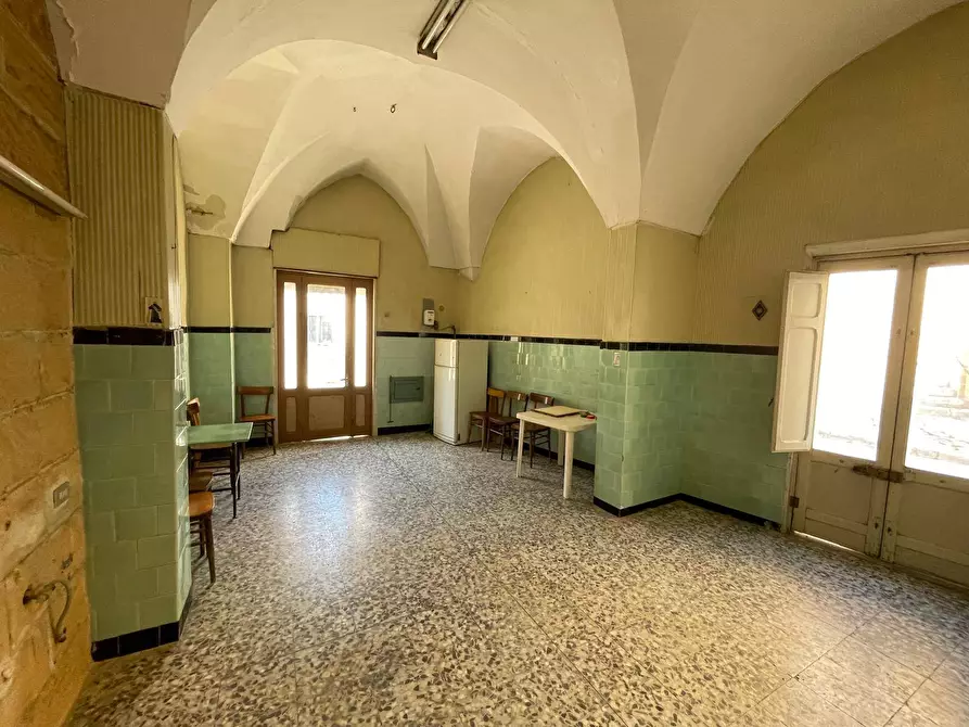Immagine 3 di Magazzino in vendita  in Piazza Plebiscito 1 a Salice Salentino