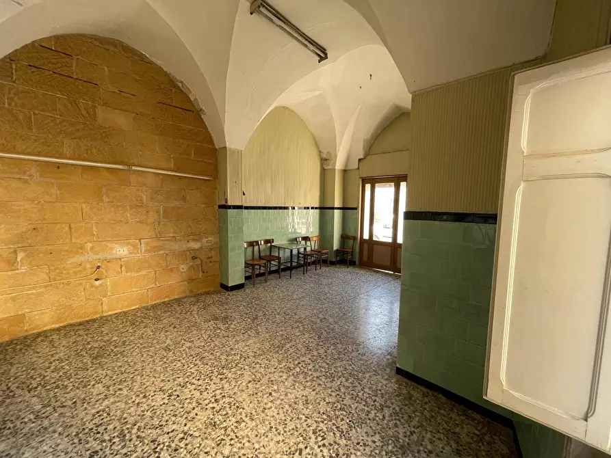 Immagine 10 di Magazzino in vendita  in Piazza Plebiscito 1 a Salice Salentino