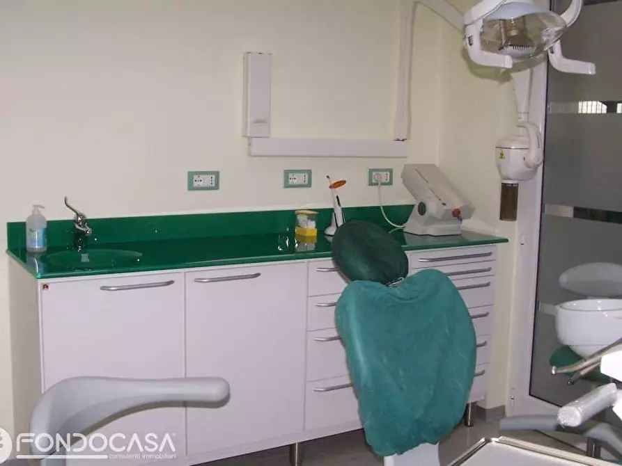 Immagine 18 di Ufficio in vendita  a Cantù