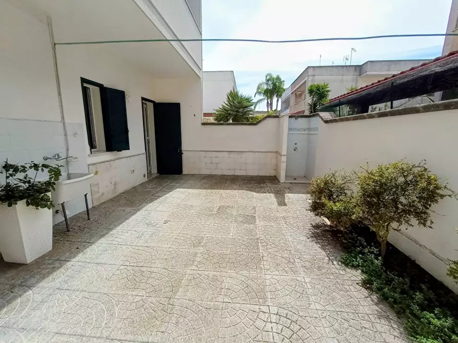 Immagine 13 di Casa semindipendente in vendita  in Via Walter Chiari a Melendugno