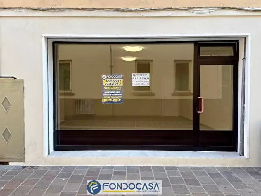 Immagine 1 di Locale commerciale in affitto  10 a Adro