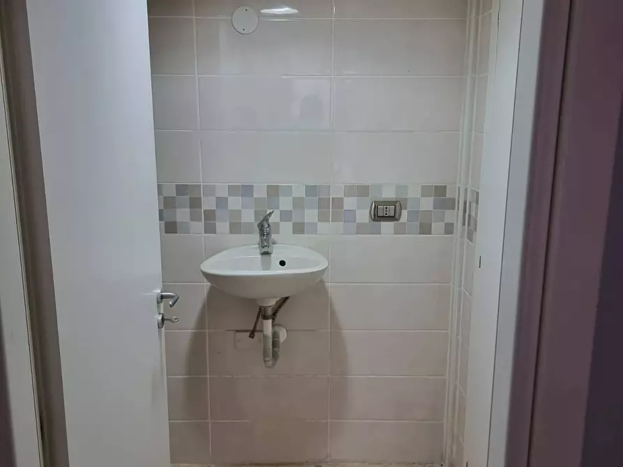 Immagine 6 di Locale commerciale in affitto  in via giovanni procida 12 a Angri