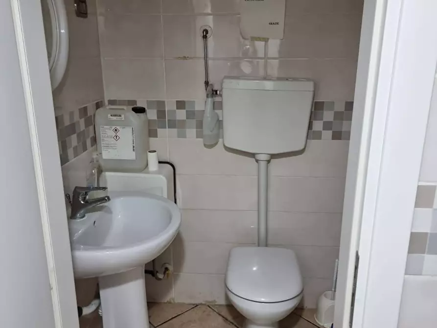 Immagine 7 di Locale commerciale in affitto  in via giovanni procida 12 a Angri