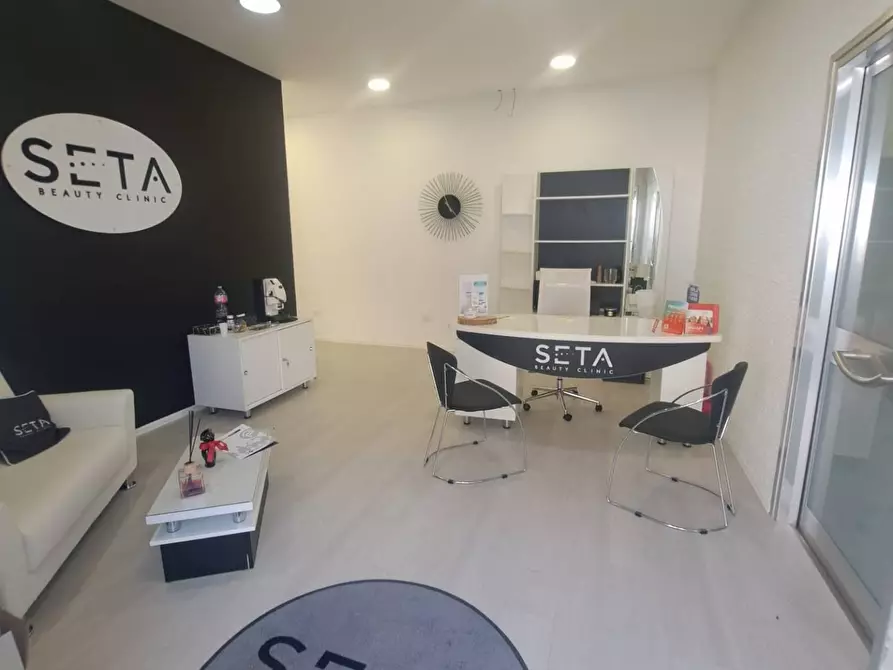 Immagine 1 di Attività commerciale in vendita  a Marigliano