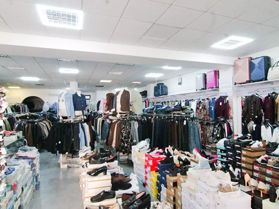 Immagine 6 di Locale commerciale in vendita  in CORSO UMBERTO 70 a Sava