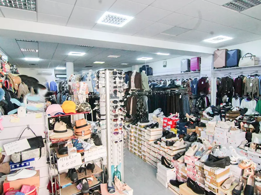 Immagine 7 di Locale commerciale in vendita  in CORSO UMBERTO 70 a Sava