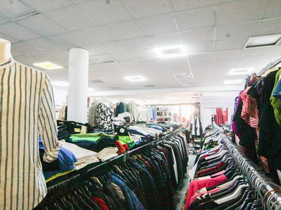 Immagine 8 di Locale commerciale in vendita  in CORSO UMBERTO 70 a Sava