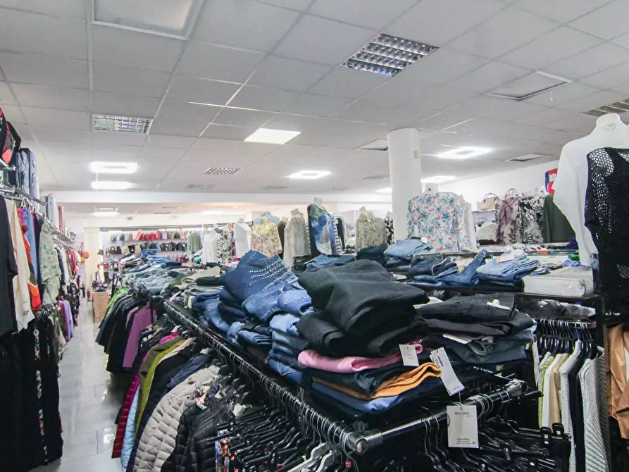 Immagine 9 di Locale commerciale in vendita  in CORSO UMBERTO 70 a Sava