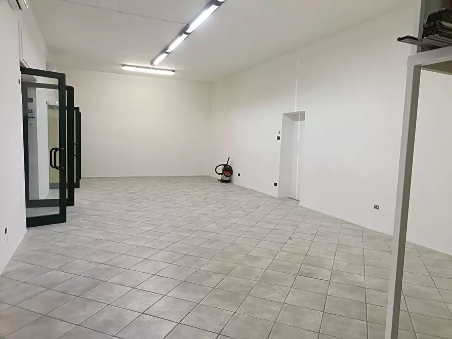 Immagine 8 di Attività commerciale in affitto  in VIA STARZA 18 a Angri