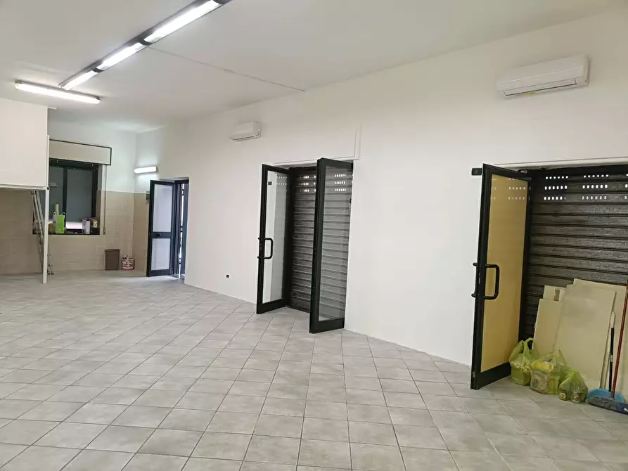 Immagine 9 di Attività commerciale in affitto  in VIA STARZA 18 a Angri