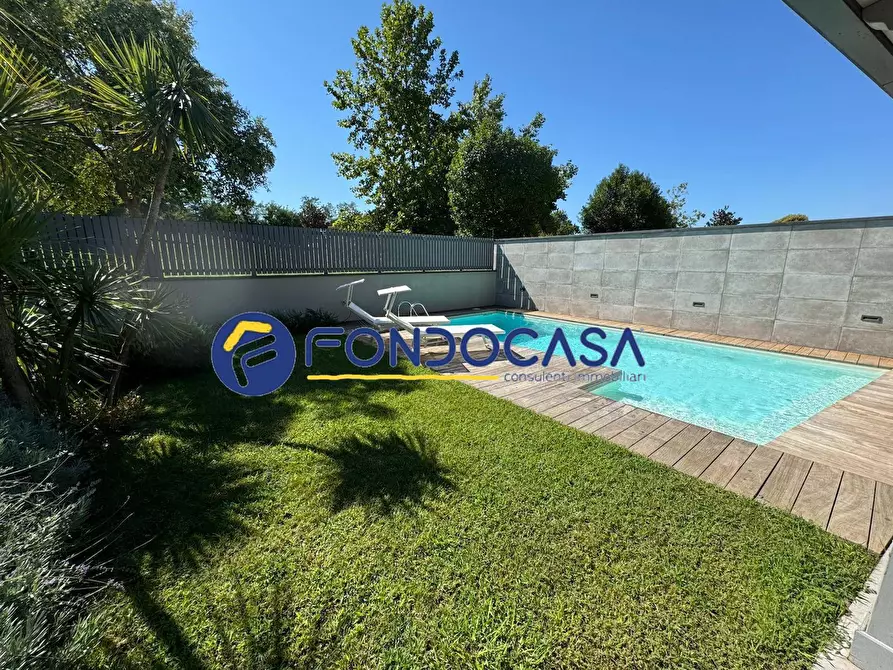 Immagine 1 di Villa in vendita  in via nazionale 10 a Caserta