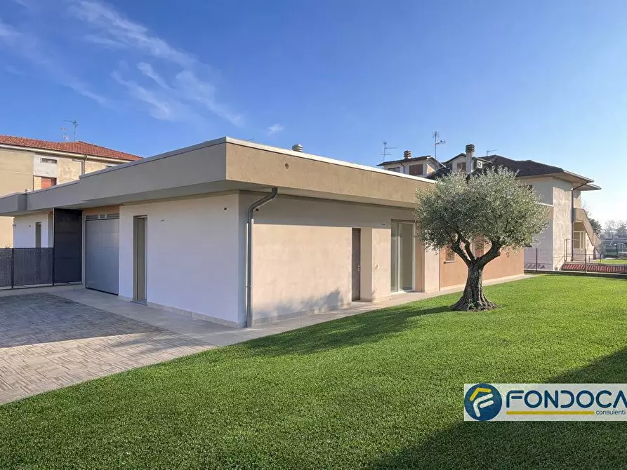 Immagine 1 di Casa semindipendente in vendita  in via della Republica a Castelli Calepio