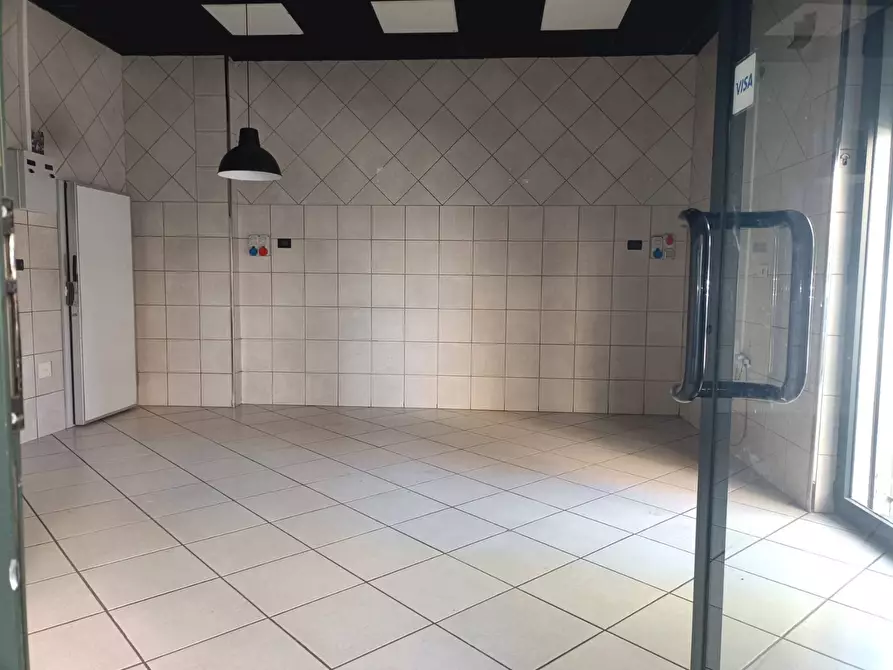 Immagine 4 di Locale commerciale in vendita  in CORSO ITALIA 108 a Angri