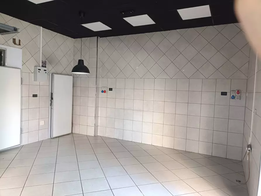 Immagine 5 di Locale commerciale in vendita  in CORSO ITALIA 108 a Angri