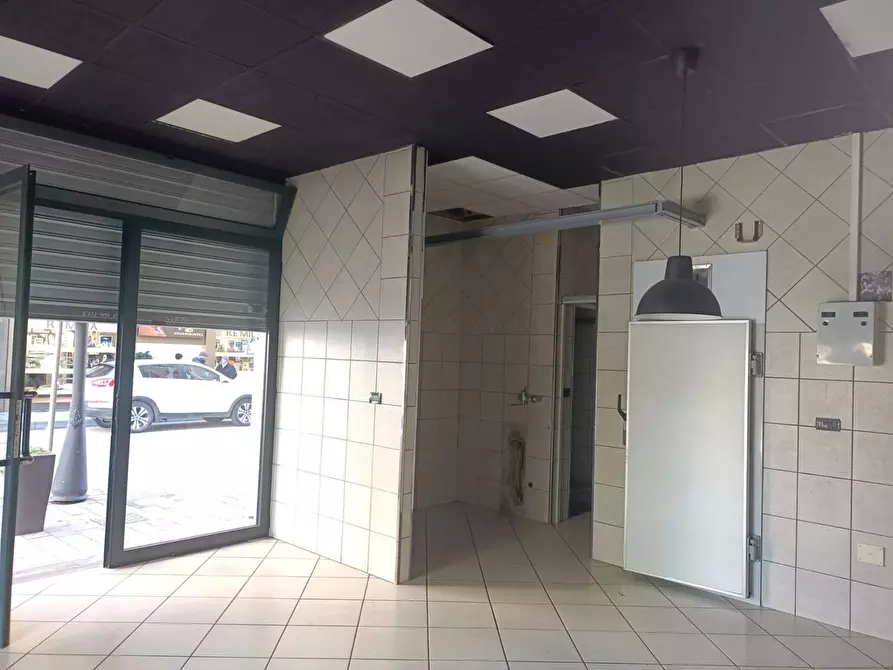 Immagine 7 di Locale commerciale in vendita  in CORSO ITALIA 108 a Angri