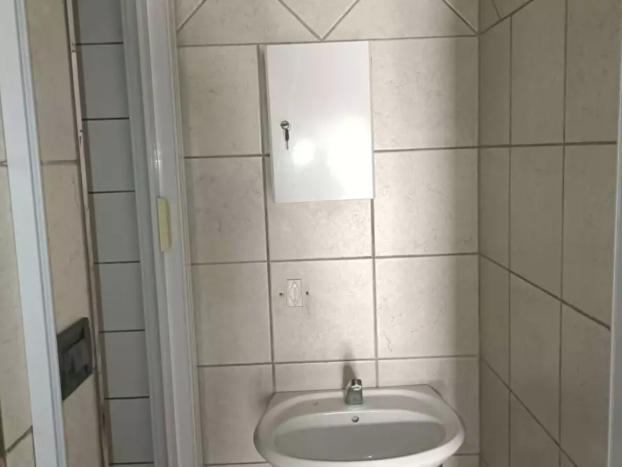 Immagine 8 di Locale commerciale in vendita  in CORSO ITALIA 108 a Angri