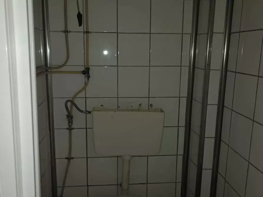 Immagine 9 di Locale commerciale in vendita  in CORSO ITALIA 108 a Angri