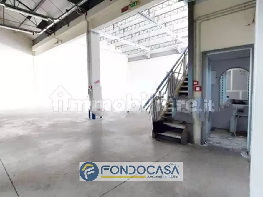 Immagine 2 di Magazzino in vendita  in via toscanini 16 a Sant'antimo