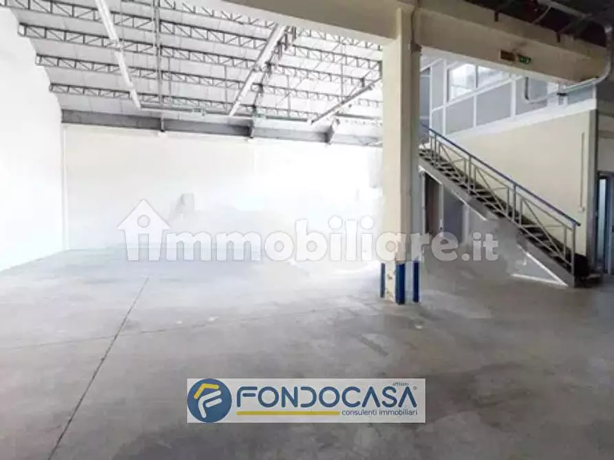 Immagine 8 di Magazzino in vendita  in via toscanini 16 a Sant'antimo