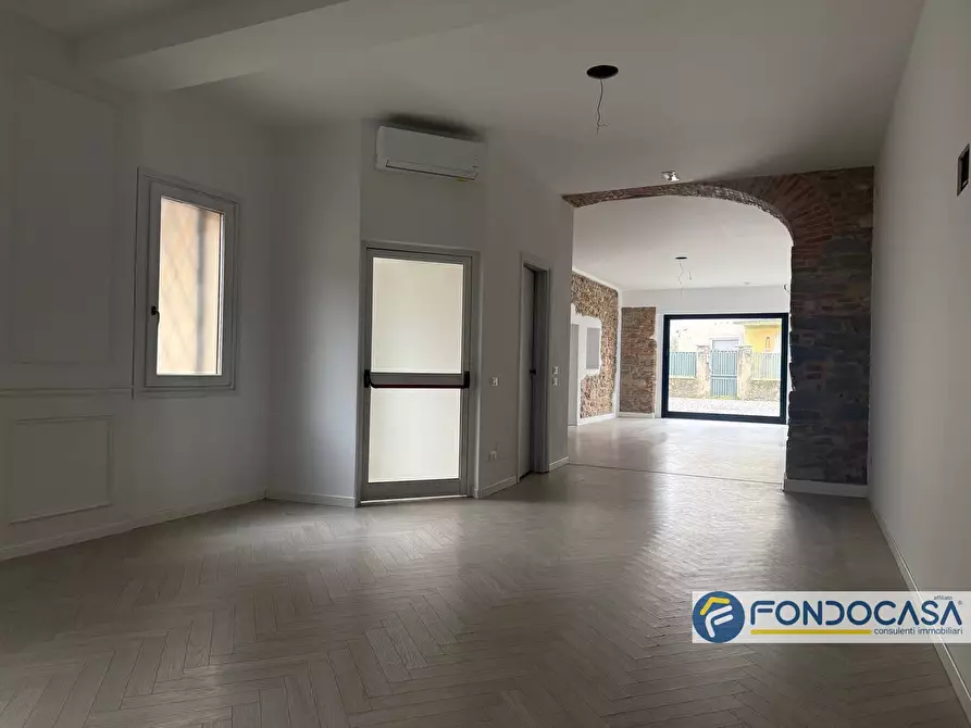 Immagine 11 di Locale commerciale in affitto  2 a Adro