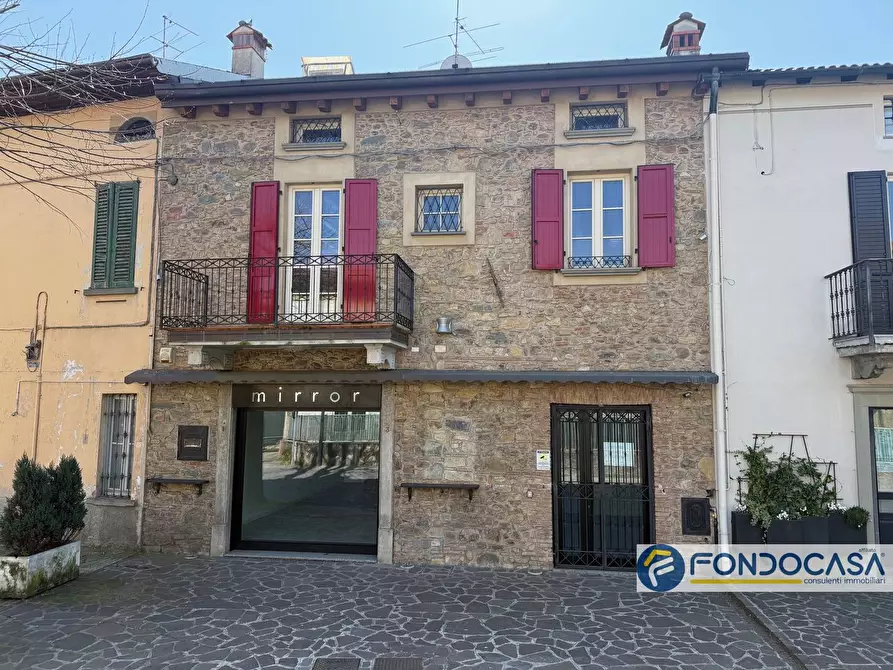 Immagine 1 di Locale commerciale in affitto  2 a Adro