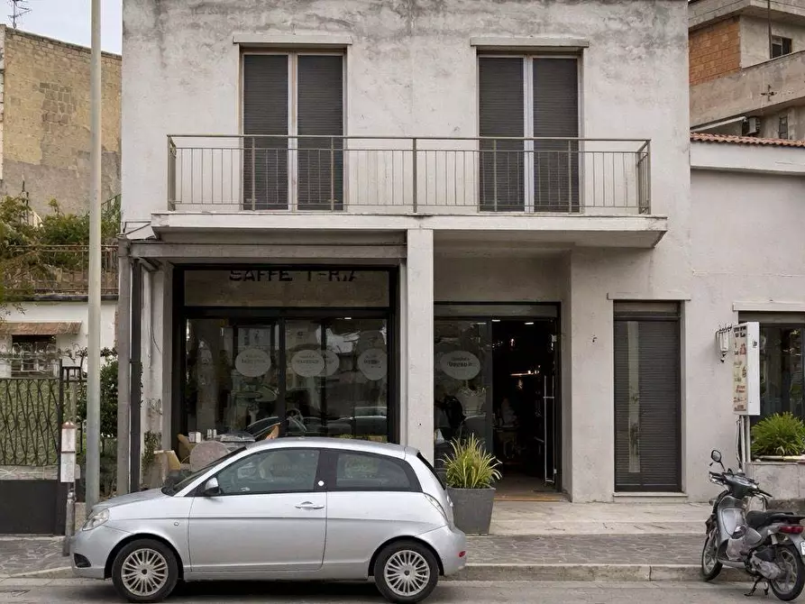 Immagine 1 di Locale commerciale in vendita  in Via Domiziana 324 a Mondragone