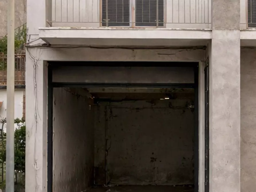 Immagine 2 di Locale commerciale in vendita  in Via Domiziana 324 a Mondragone