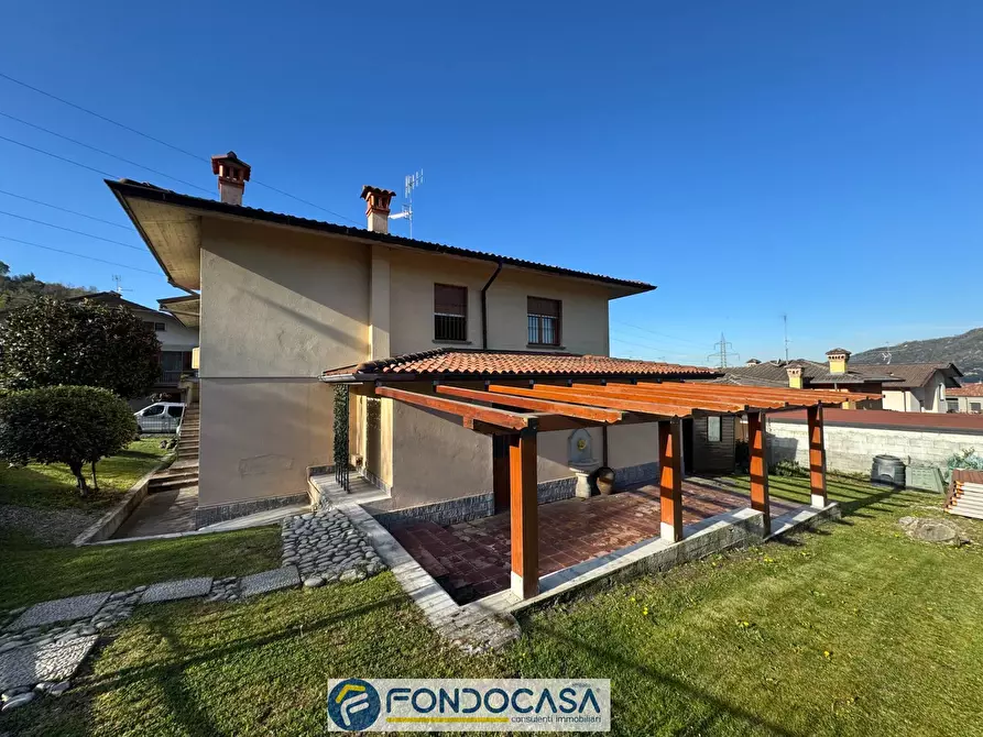 Immagine 1 di Villa in vendita  a Capriolo