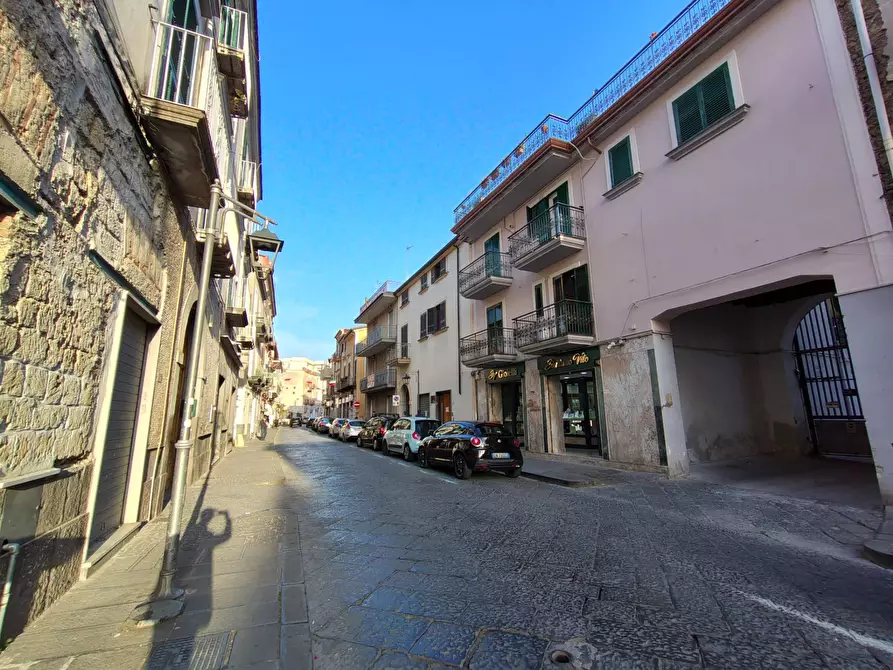 Immagine 2 di Locale commerciale in vendita  a Pomigliano D'arco