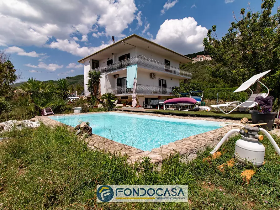 Immagine 1 di Casa semindipendente in vendita  in Via Orazio Flacco 1 a Salerno