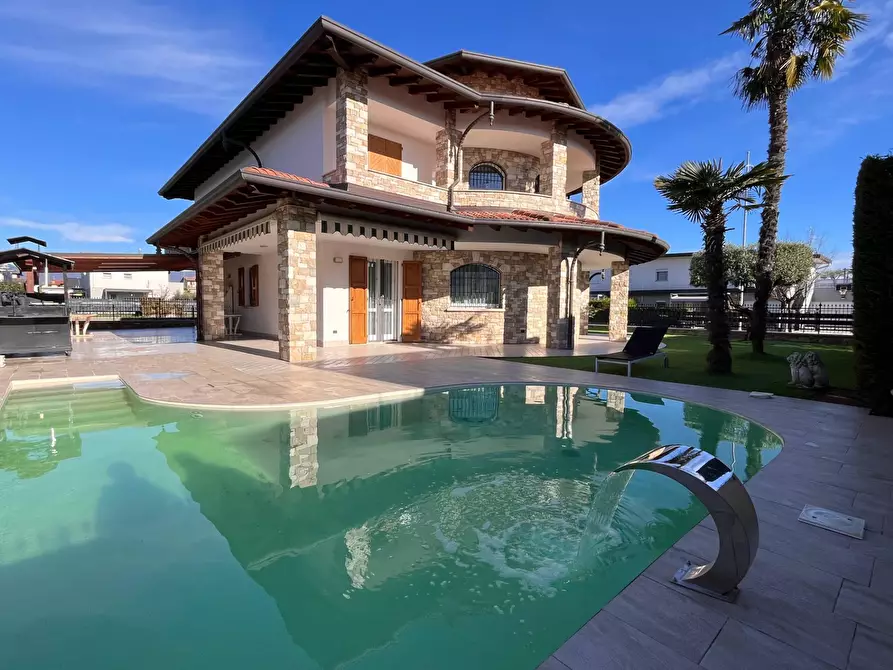 Immagine 2 di Villa in vendita  a Adrara San Martino