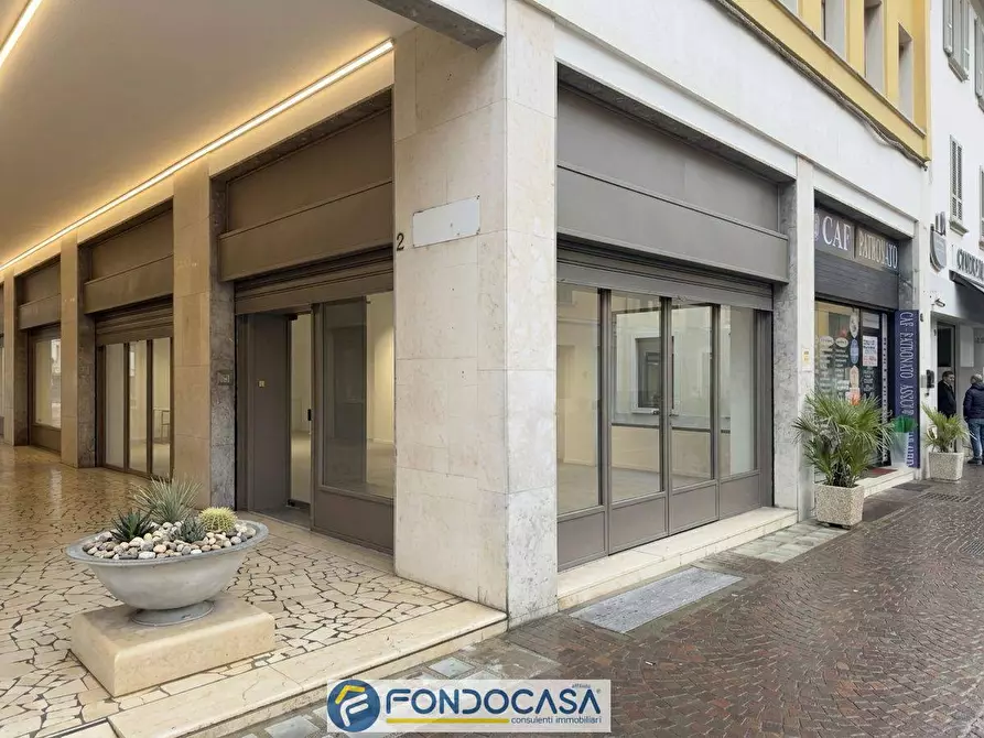 Immagine 1 di Locale commerciale in vendita  a Rovato