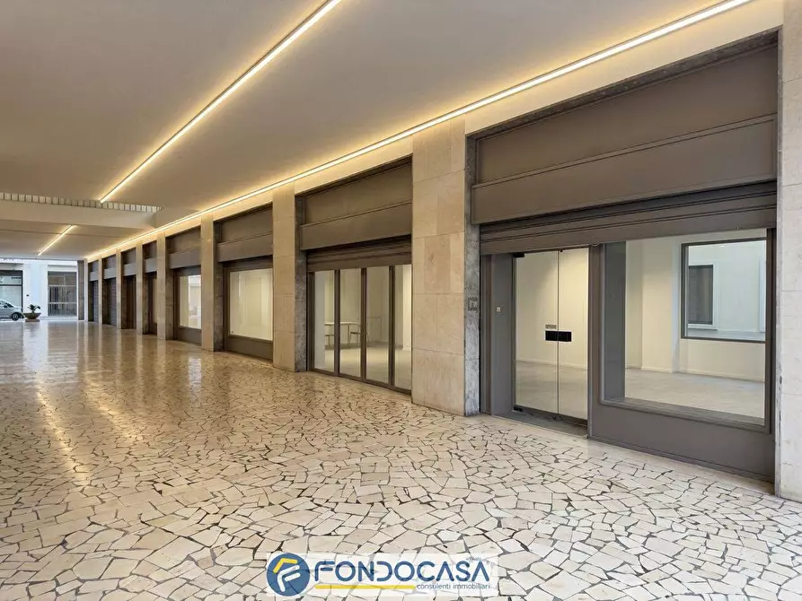 Immagine 2 di Locale commerciale in vendita  a Rovato