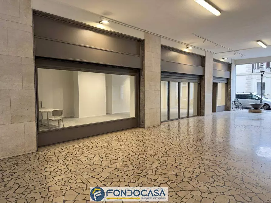 Immagine 3 di Locale commerciale in vendita  a Rovato
