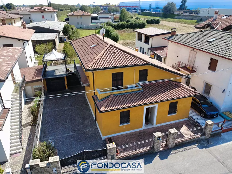 Immagine 1 di Villa in vendita  a Travagliato