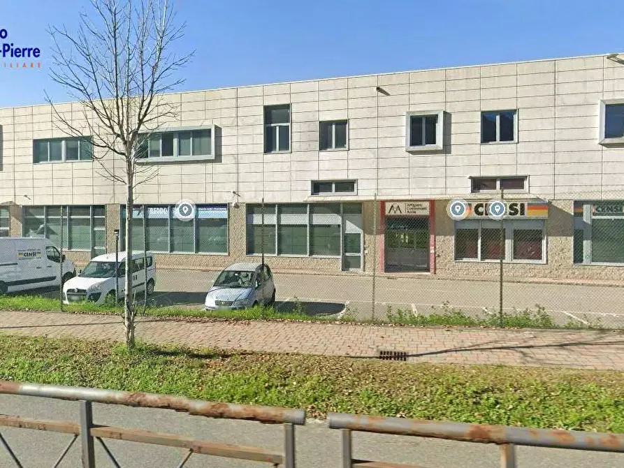 Immagine 1 di Locale commerciale in affitto  in Via Lavoratori Vittime Col du Mont 23 a Aosta