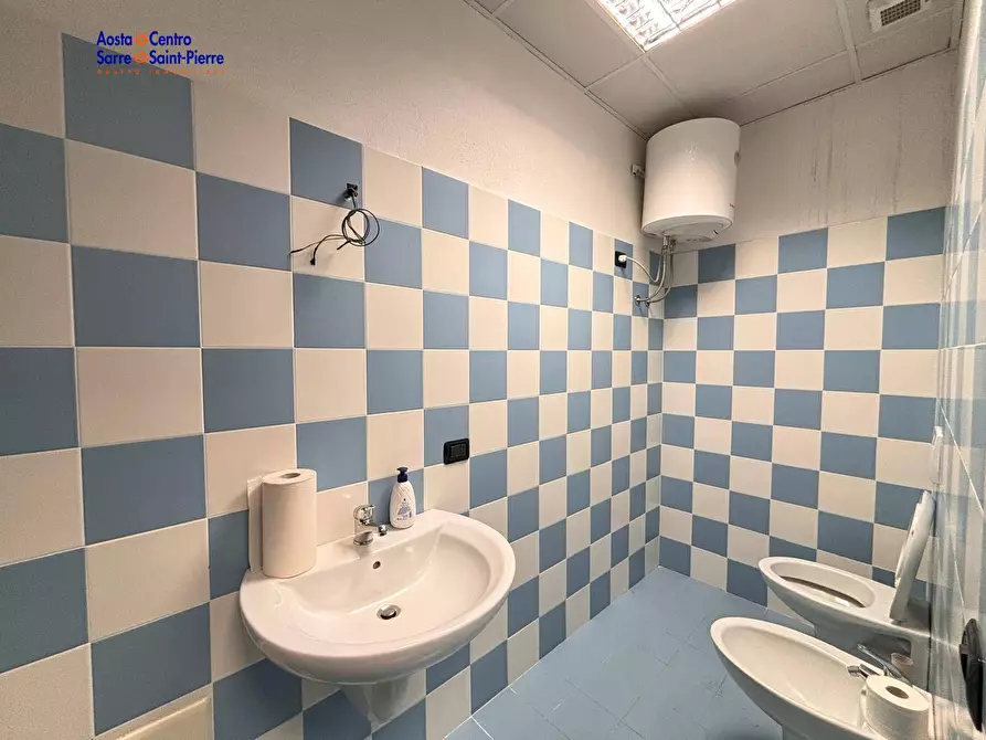 Immagine 14 di Locale commerciale in affitto  in Via Lavoratori Vittime Col du Mont 23 a Aosta