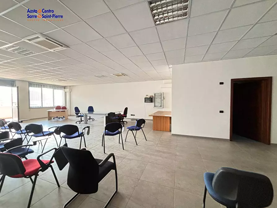 Immagine 4 di Locale commerciale in affitto  in Via Lavoratori Vittime Col du Mont 23 a Aosta