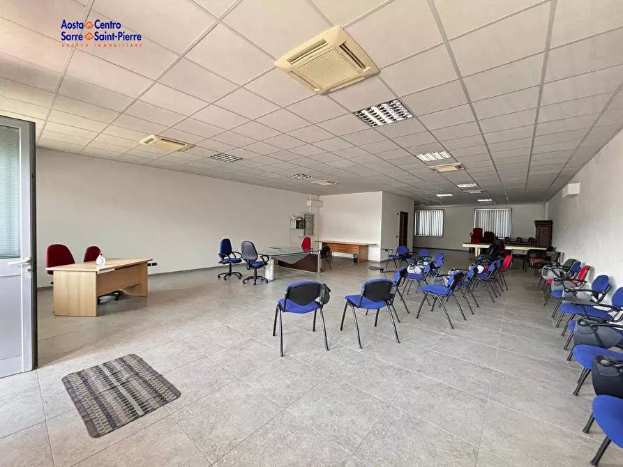 Immagine 5 di Locale commerciale in affitto  in Via Lavoratori Vittime Col du Mont 23 a Aosta