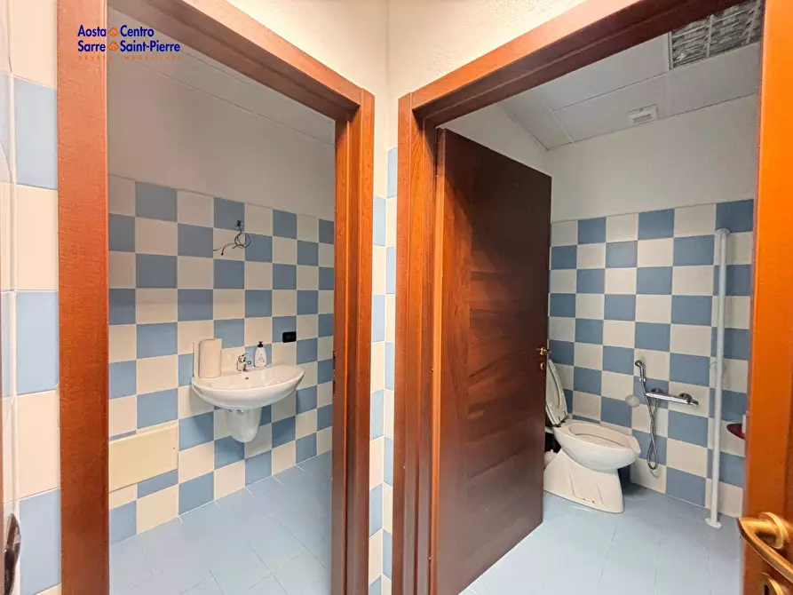 Immagine 13 di Locale commerciale in affitto  in Via Lavoratori Vittime Col du Mont 23 a Aosta