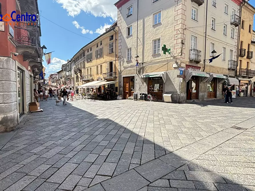 Immagine 4 di Locale commerciale in affitto  in Place des Franchises 1 a Aosta