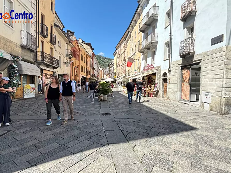 Immagine 2 di Locale commerciale in affitto  in Place des Franchises 1 a Aosta