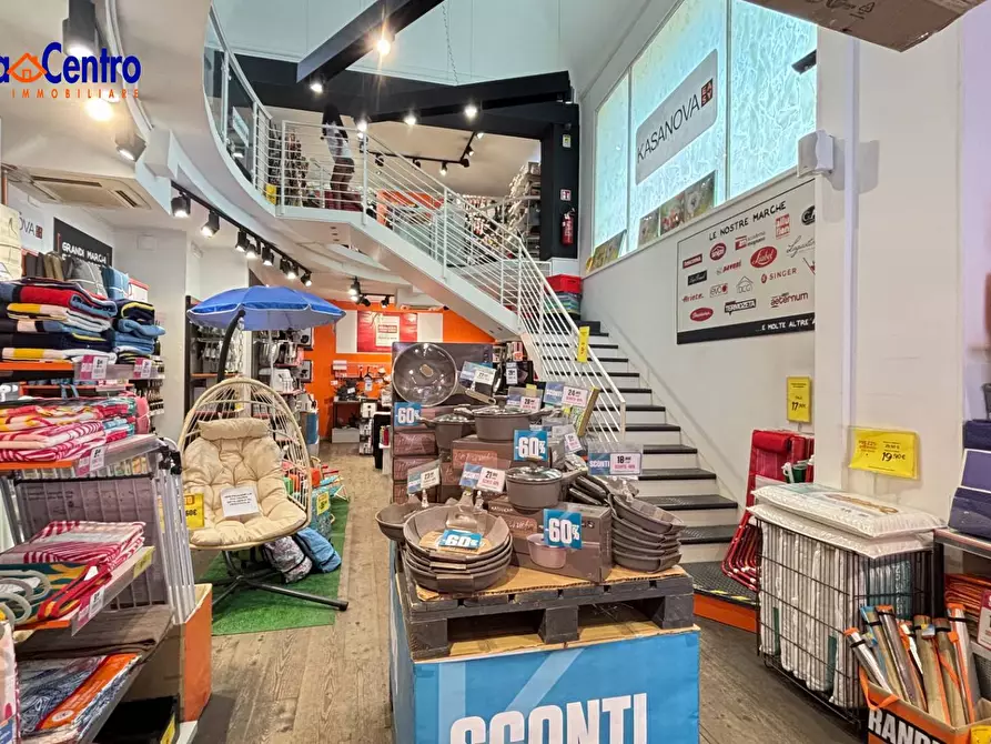 Immagine 6 di Locale commerciale in affitto  in Place des Franchises 1 a Aosta