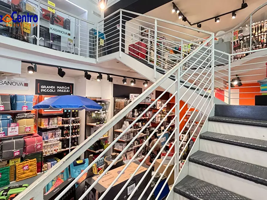 Immagine 7 di Locale commerciale in affitto  in Place des Franchises 1 a Aosta