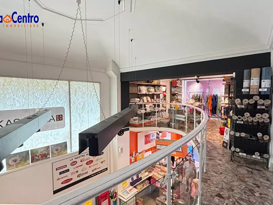 Immagine 8 di Locale commerciale in affitto  in Place des Franchises 1 a Aosta