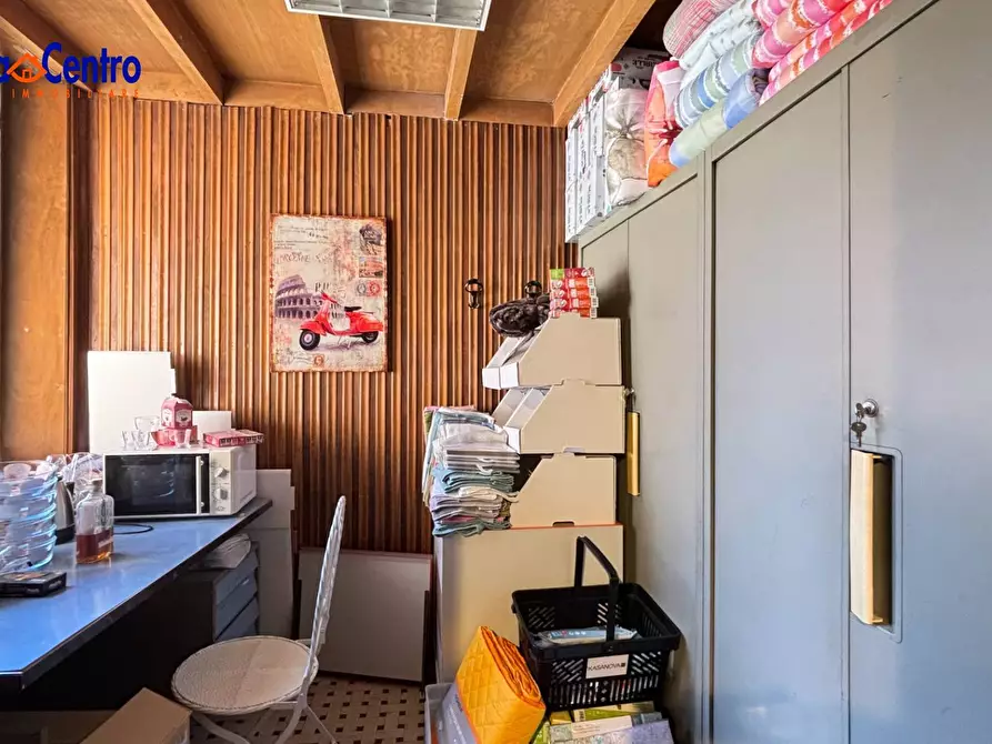 Immagine 9 di Locale commerciale in affitto  in Place des Franchises 1 a Aosta