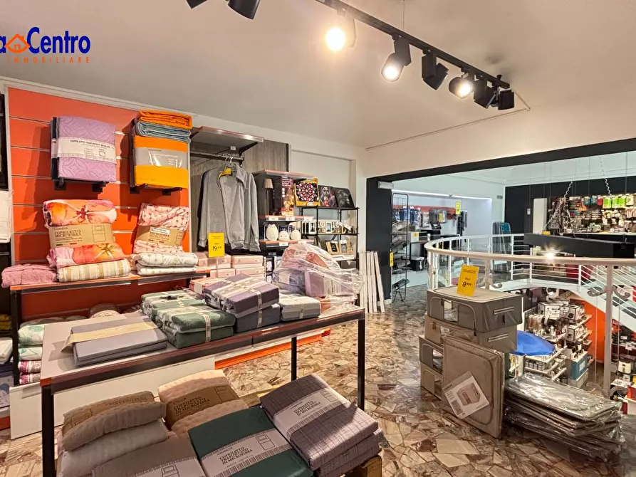 Immagine 10 di Locale commerciale in affitto  in Place des Franchises 1 a Aosta