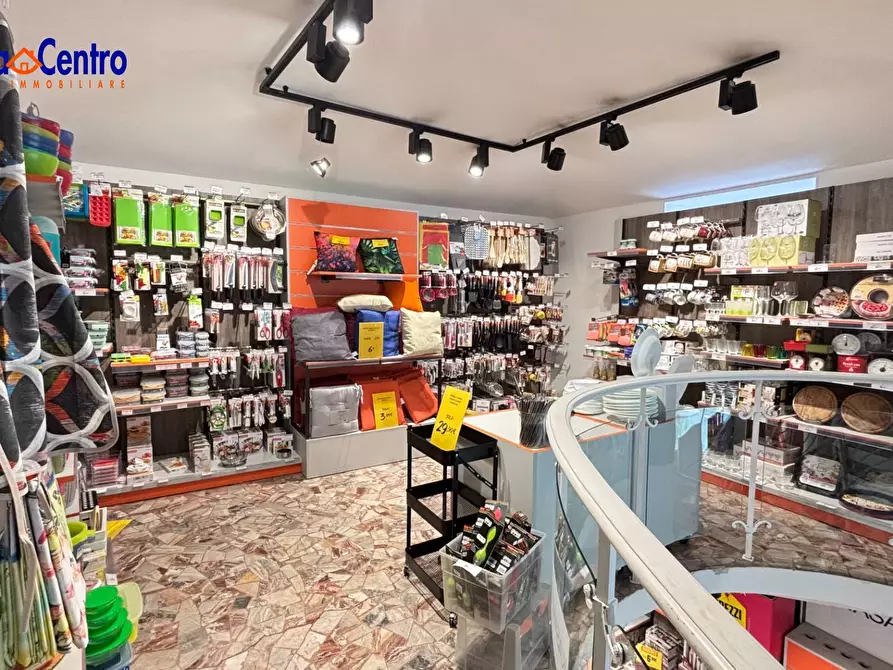 Immagine 11 di Locale commerciale in affitto  in Place des Franchises 1 a Aosta