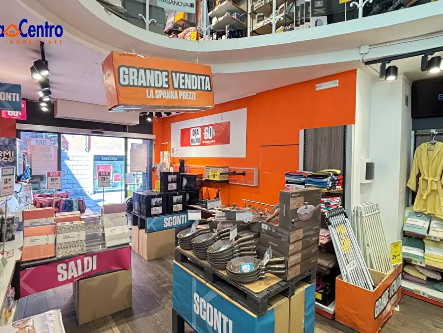 Immagine 14 di Locale commerciale in affitto  in Place des Franchises 1 a Aosta