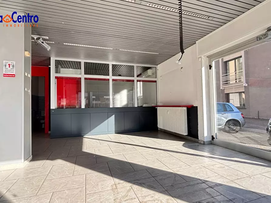 Immagine 2 di Locale commerciale in affitto  in Via Giorgio Carrel 41 a Aosta